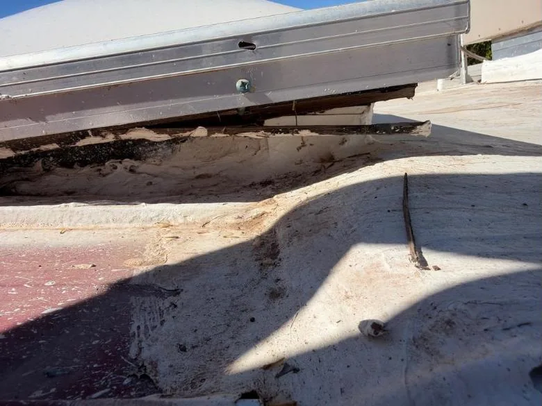 Gap under a skylight curb on a flat roof